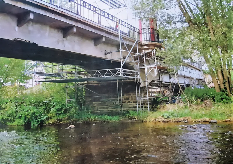 Brücke über einen Bach, Gerüst am Widerlager und unter dem Überbau