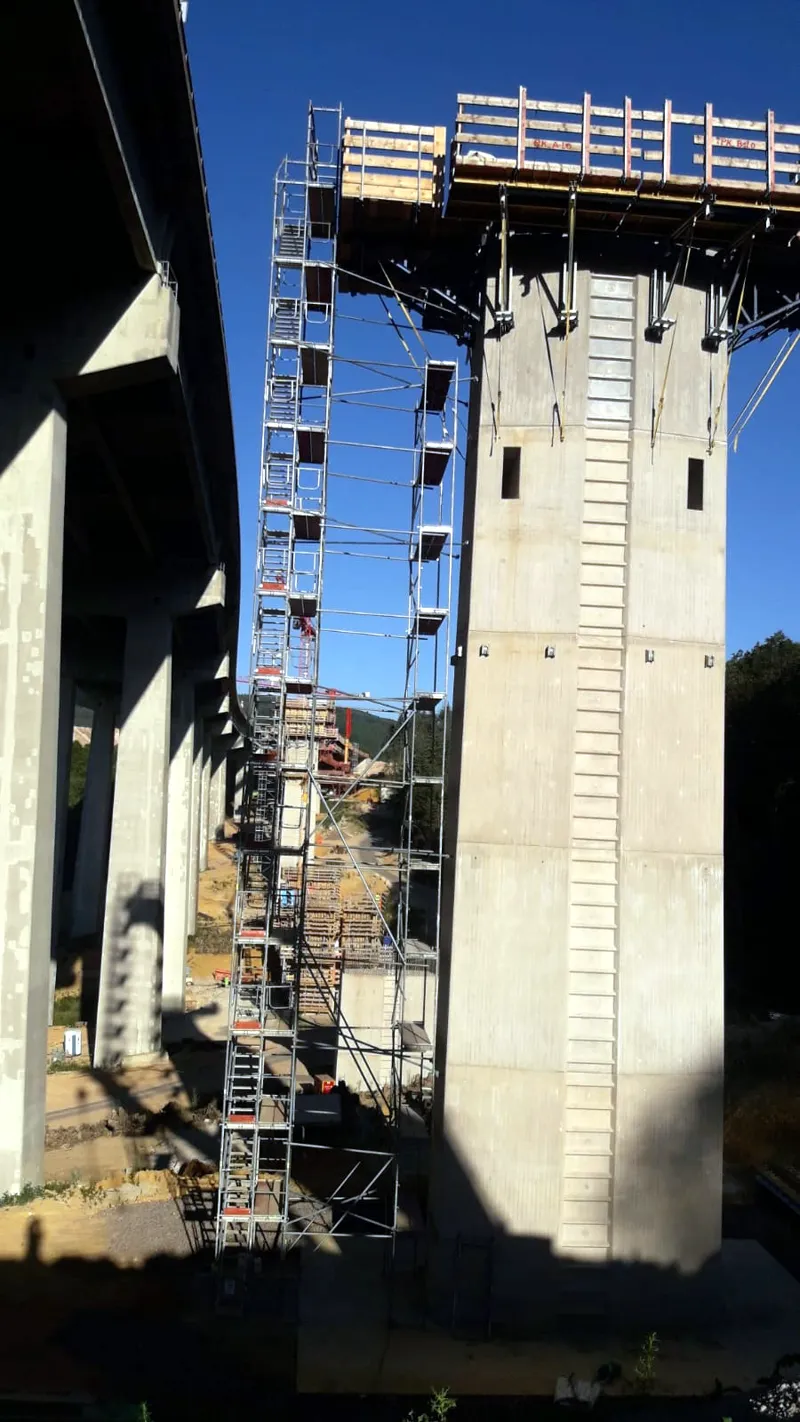 Blick unter die Brücke entlang der Pfeilerreihe, Gerüst an einem der Pfeiler