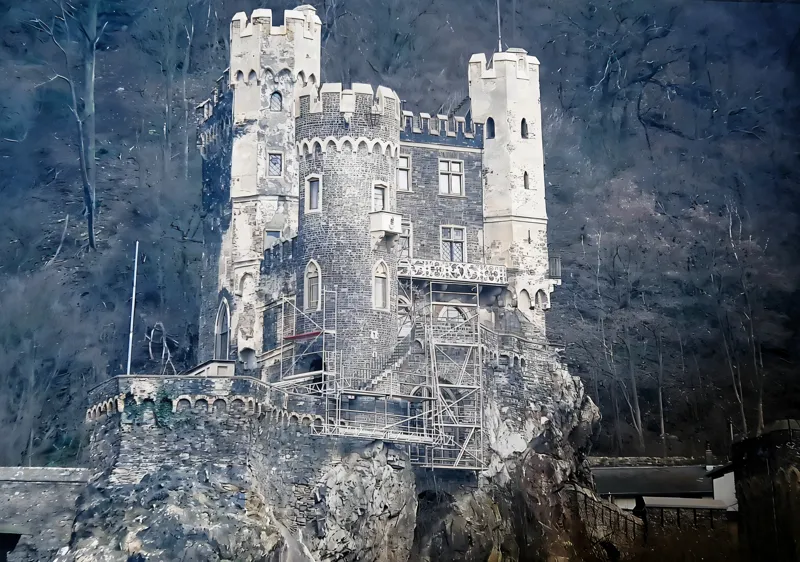 Burg von der Rheinseite, Gerüst an der Fassade unterhalb der Zinnen