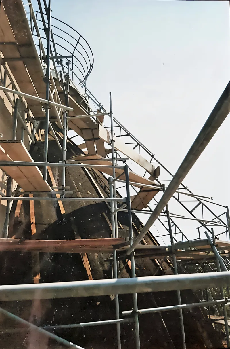 Nahansicht des Gerüsts am Faulturm, Ständer und Riegel folgen der Rundung