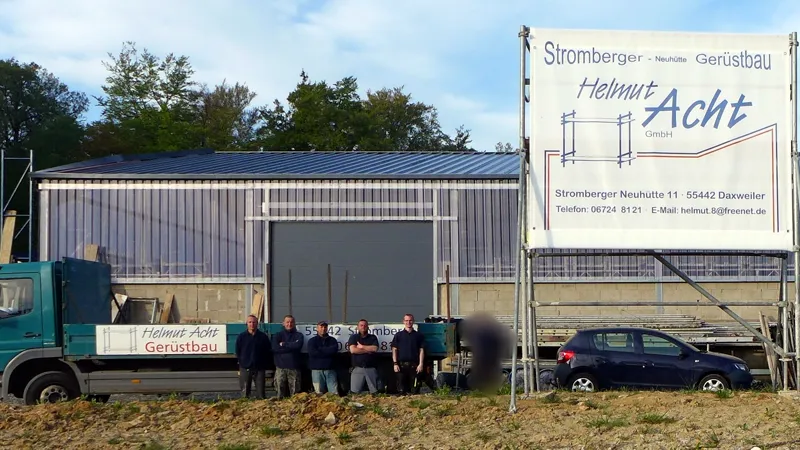 Betriebshof mit Firmenschild und Fahrzeug in der Stromberger Neuhütte bei Daxweiler