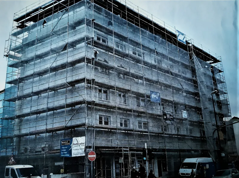 Innerstädtisches Eckhaus, Gerüst um beide Straßenfronten geführt