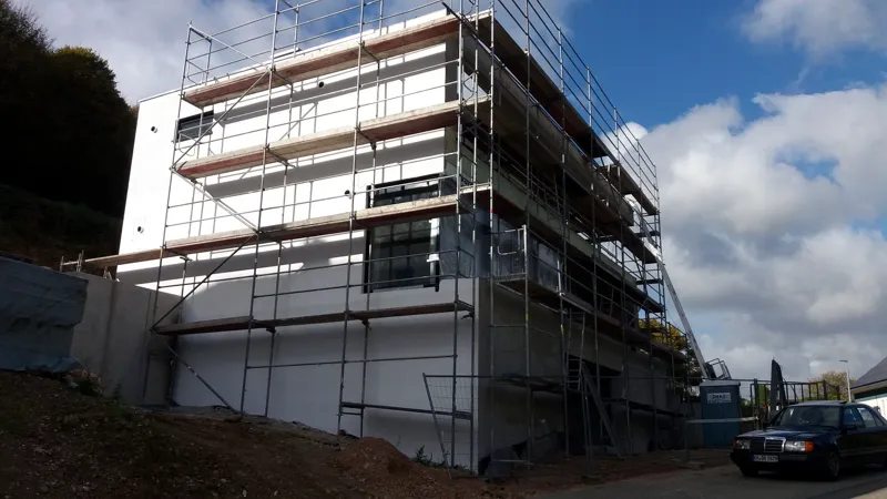 Neubau mit Satteldach, an der Giebel- und Traufseite über zwei Lagen eingerüstet