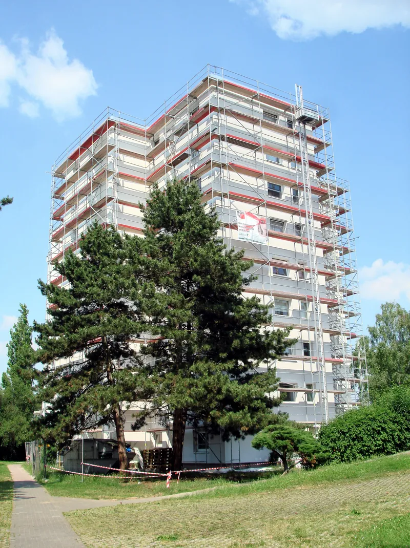 Wohnhaus mit Gerüst, Blick von der Straße auf die eingerüstete Giebelseite