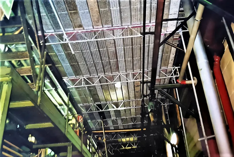 Blick von unten in ein Raumgerüst unter einer Hallendecke