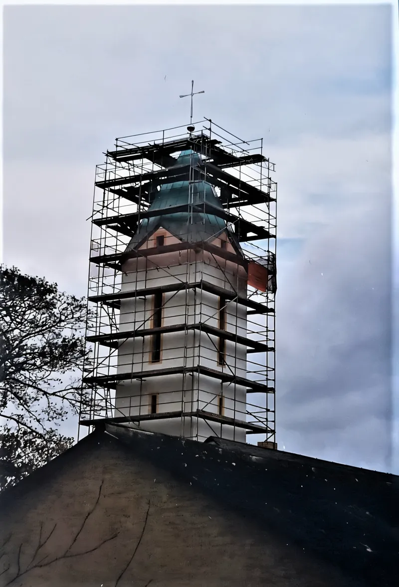 Turm mit Zwiebelhaube, über die Haube hinaus eingerüstet