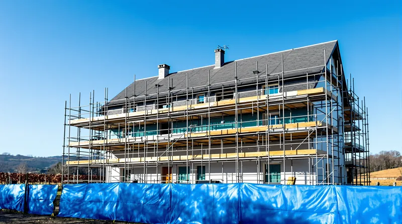 Wohnhaus mit Satteldach, vollständig eingerüstet, Beläge und Geländer auf jeder Lage
