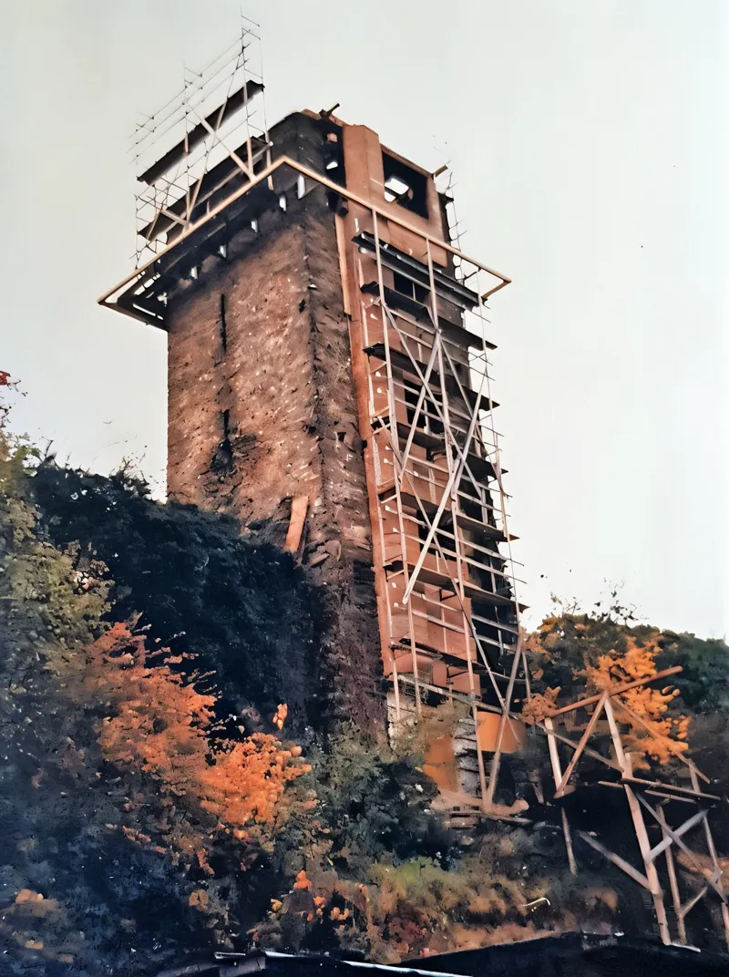 Turmruine aus Bruchstein, an einer Seite über die volle Höhe eingerüstet