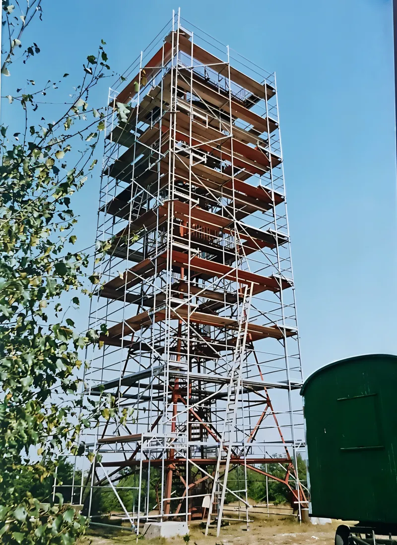 Freistehendes Turmgerüst über mehrere Lagen, ohne Bauwerk daneben